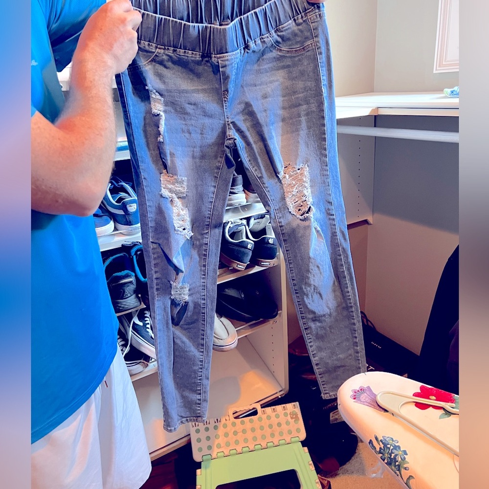 Cute ripped maternity jeans size L